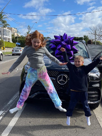 Majka je kupila svojoj 9-godišnjoj kćeri i 7-godišnjem sinu potpuno novi Mercedes od gotovo 2 milijuna kuna