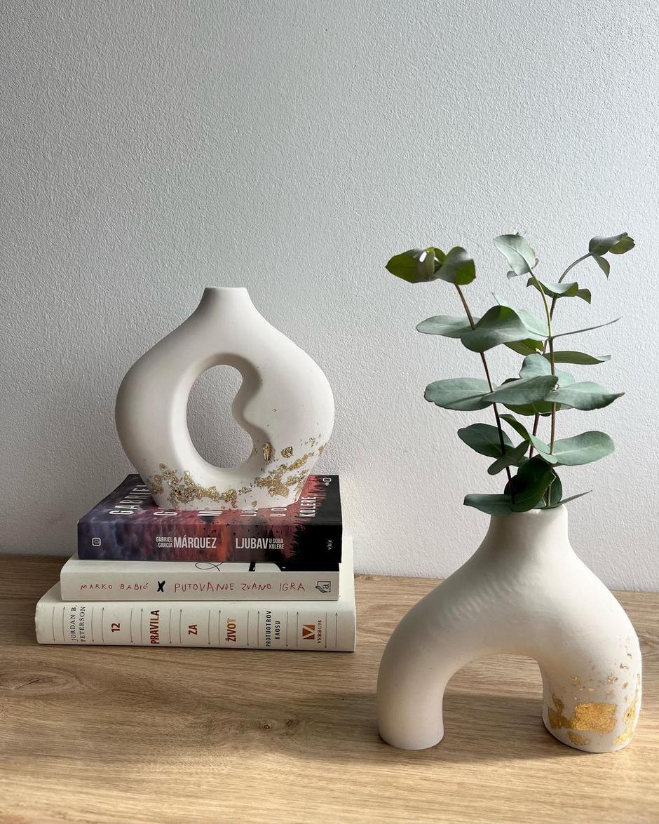 Foto: Instagram @issahome, bijele vaze sa zlatnim detaljima | Autor: Instagram @issahome