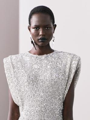 Foto: Zara, viralna haljina sa srebrnim šljokicama