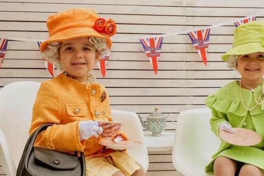 Četverogodišnje blizanke odjevene poput britanske kraljice