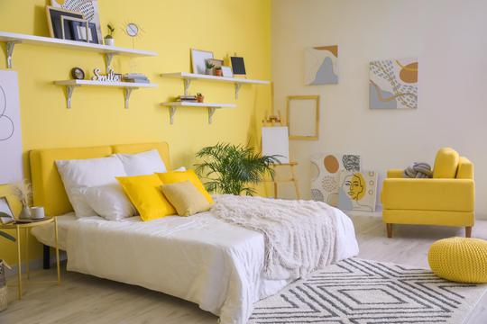 Spavaća soba žutih zidova